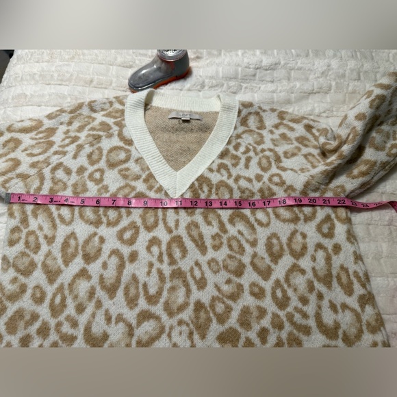 Leopard Print V-Neck Sweaterby Nine West - Cream and Tan- Size Medium - Picture 7 of 9